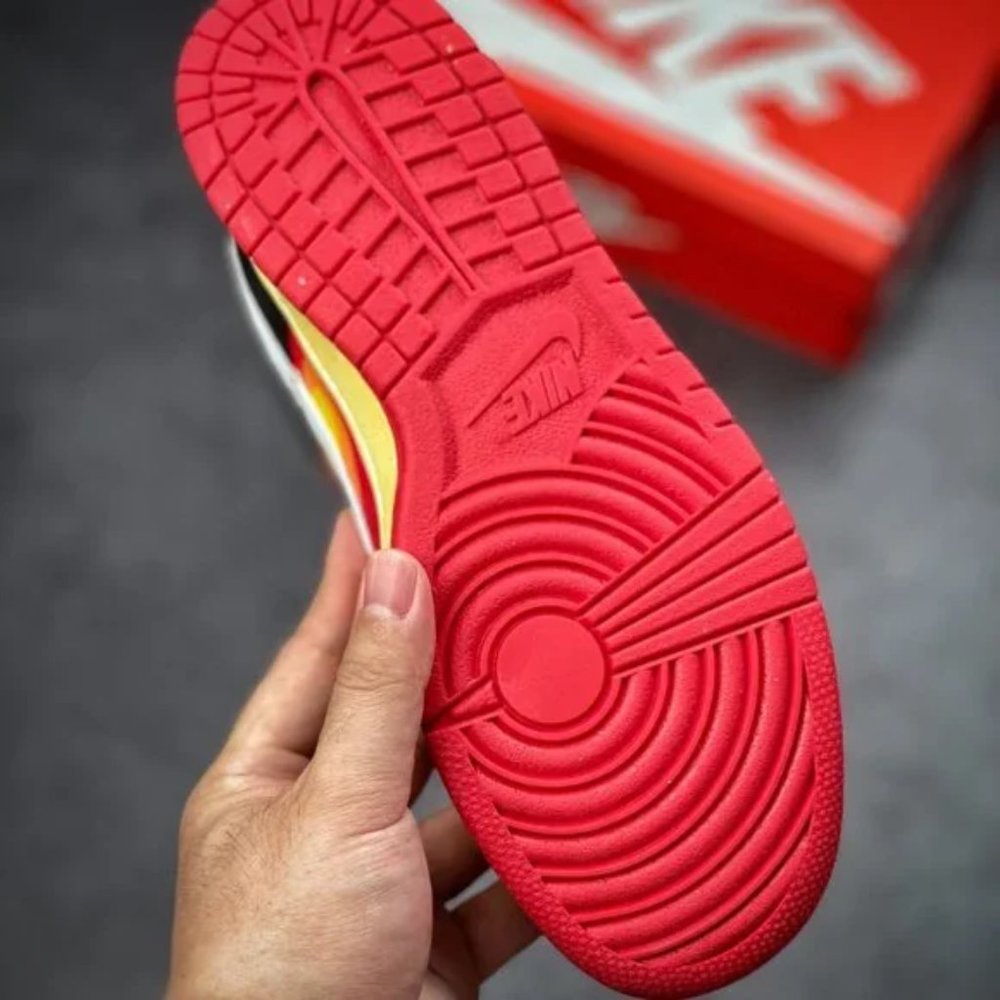 Futura x Nike Dunk Low SB - Picture 4 of 5